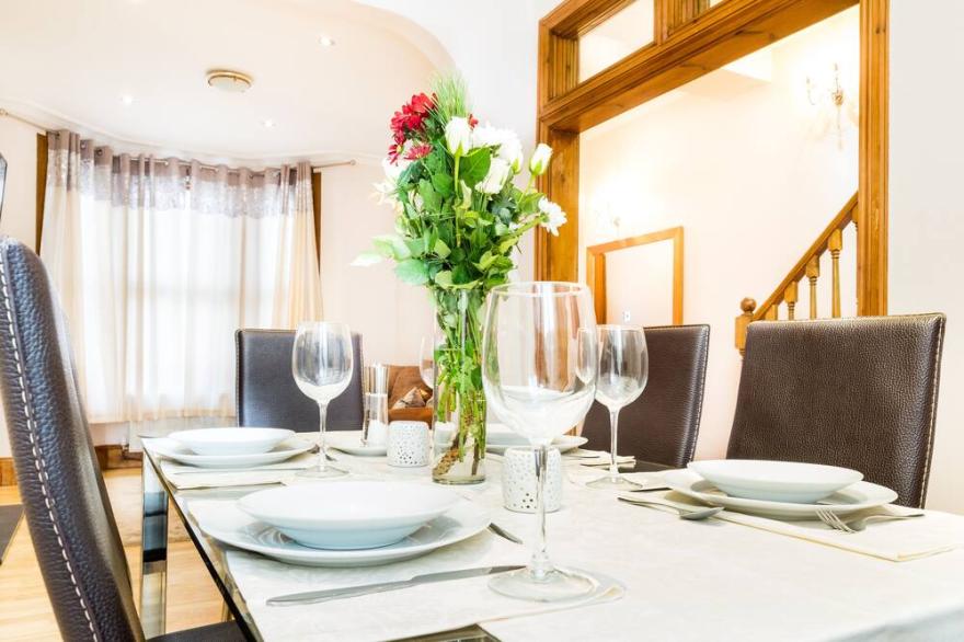 LT The Gate House 3 Bed-House-Bathroom-Garden