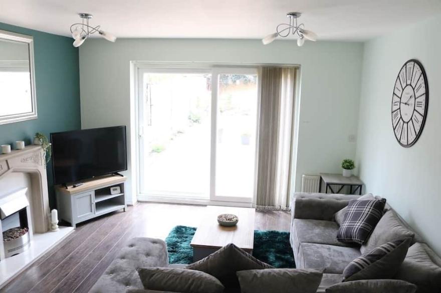 Spacious Townhouse Tipton, Ideal for Contractors, Travellers & Families