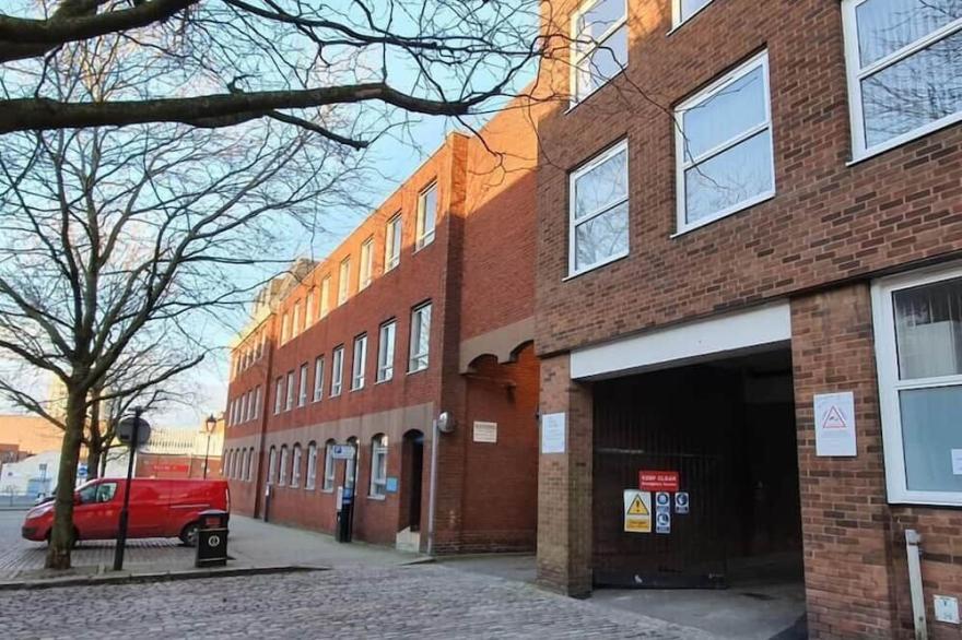 2 George House · Wolverhampton - Gated Parking