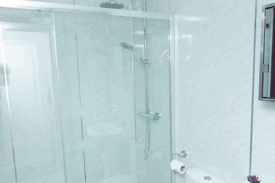 1 Bedroom Deluxe Ensuite with Shower-City View