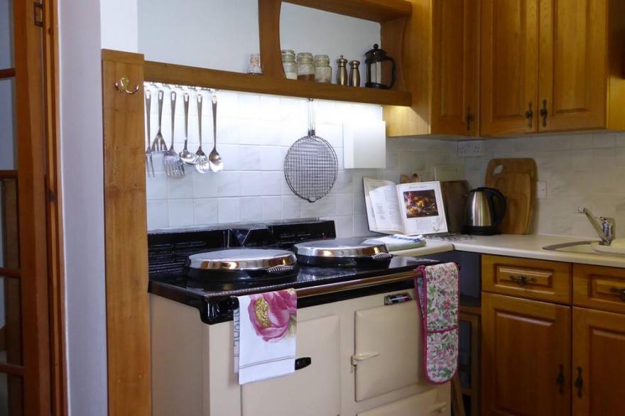 Charming former coach house in an idyllic woodland garden, 300m from St Kew Inn.