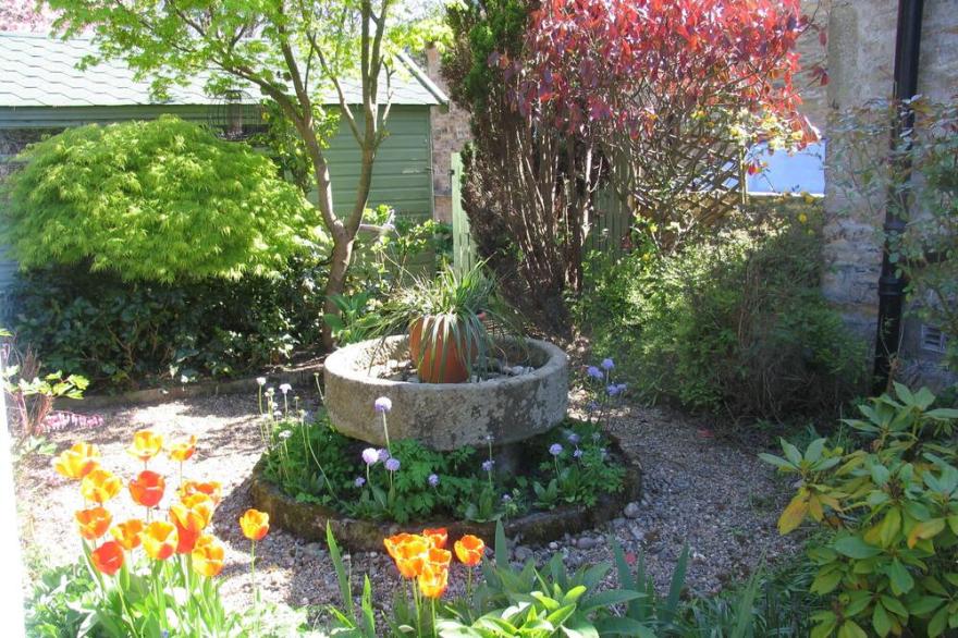 LUTINBELL COTTAGE with direct access to the Leeds Liverpool Canal