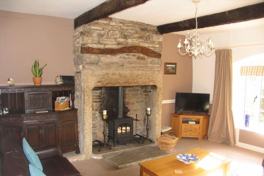 LUTINBELL COTTAGE with direct access to the Leeds Liverpool Canal