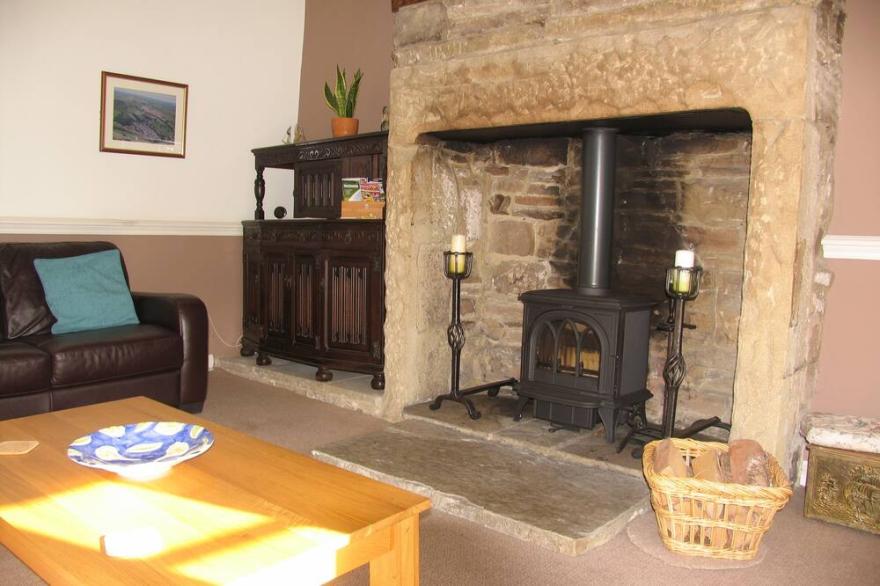 LUTINBELL COTTAGE with direct access to the Leeds Liverpool Canal