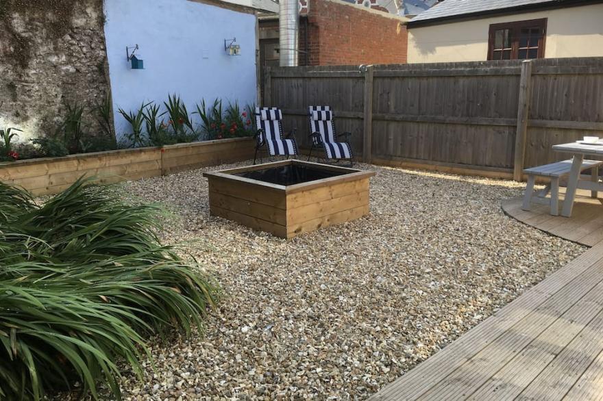 1 Ostend Cottage is a 3 bedroom property minutes from the harbour