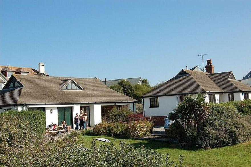 Bungalow with sea views, annex, games room and on Widemouth Beach
