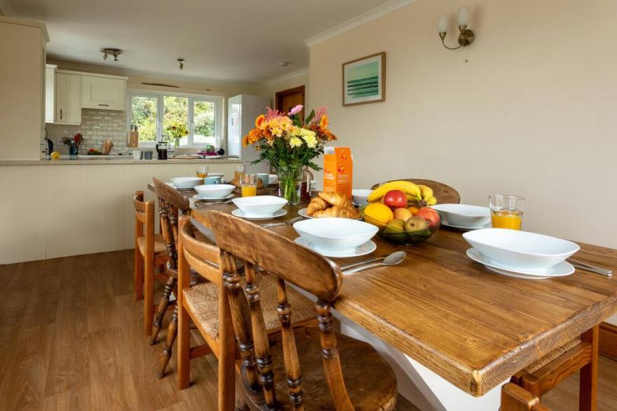 Bungalow with sea views, annex, games room and on Widemouth Beach