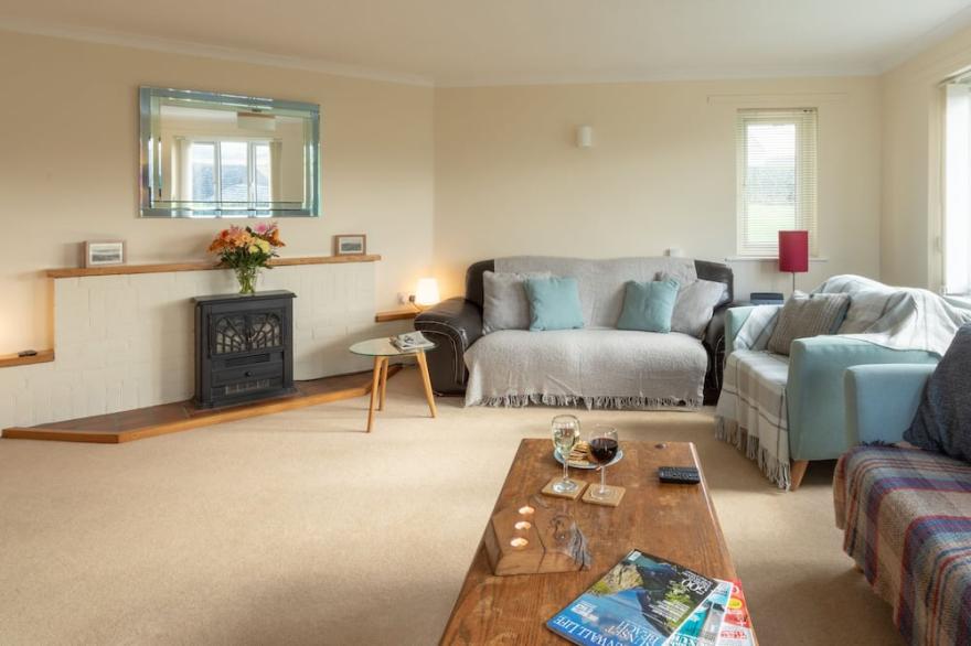 Bungalow with sea views, annex, games room and on Widemouth Beach