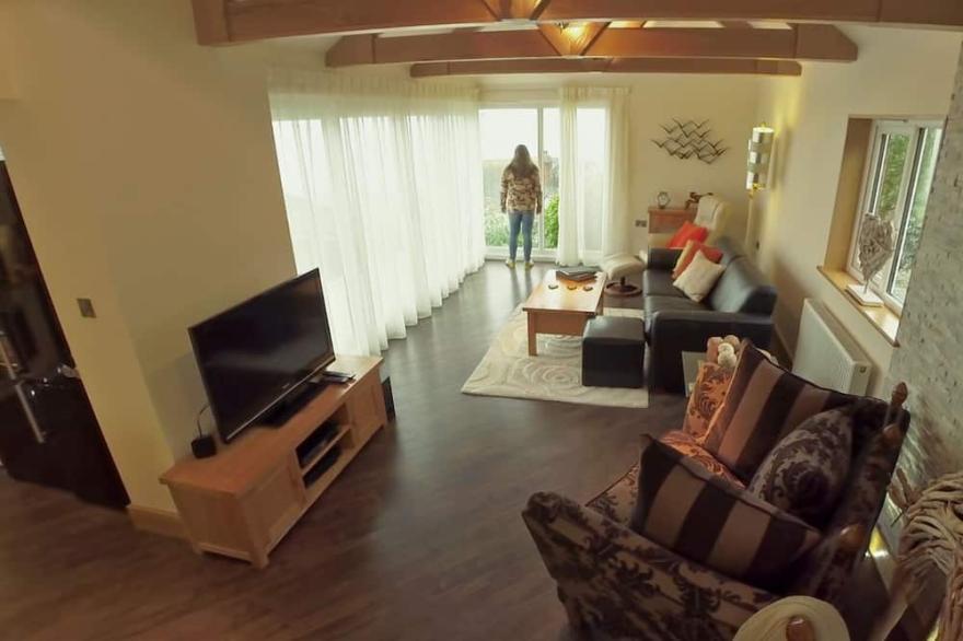 Detached Bungalow With Panoramic Ocean Views