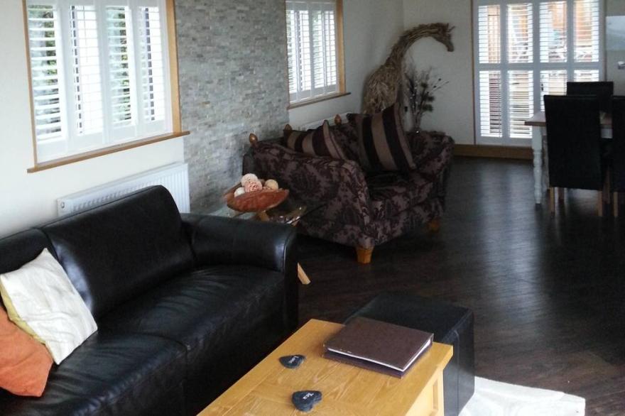 Detached Bungalow With Panoramic Ocean Views
