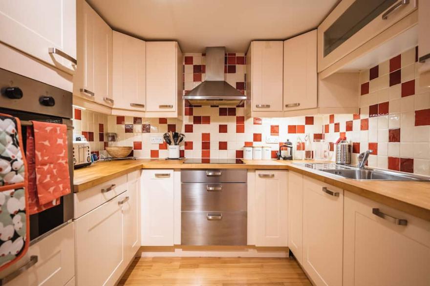 Very Central Property: Sleeps 5-6ppl
