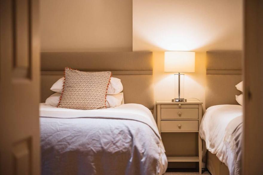 Very Central Property: Sleeps 5-6ppl