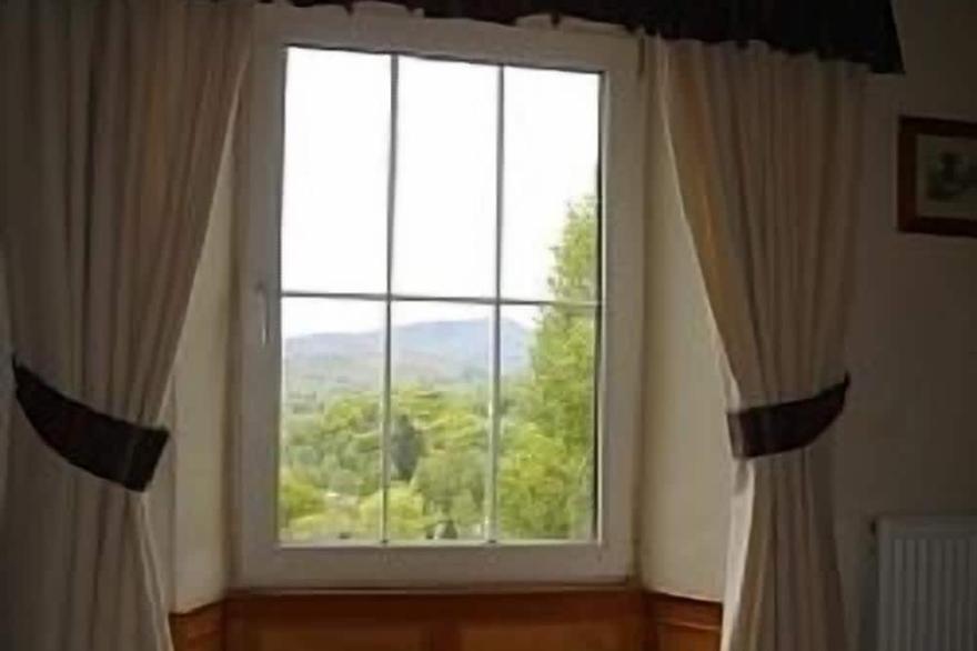 Charming cosy cottage. Magnificent views 2 minutes walk to centre of Ambleside