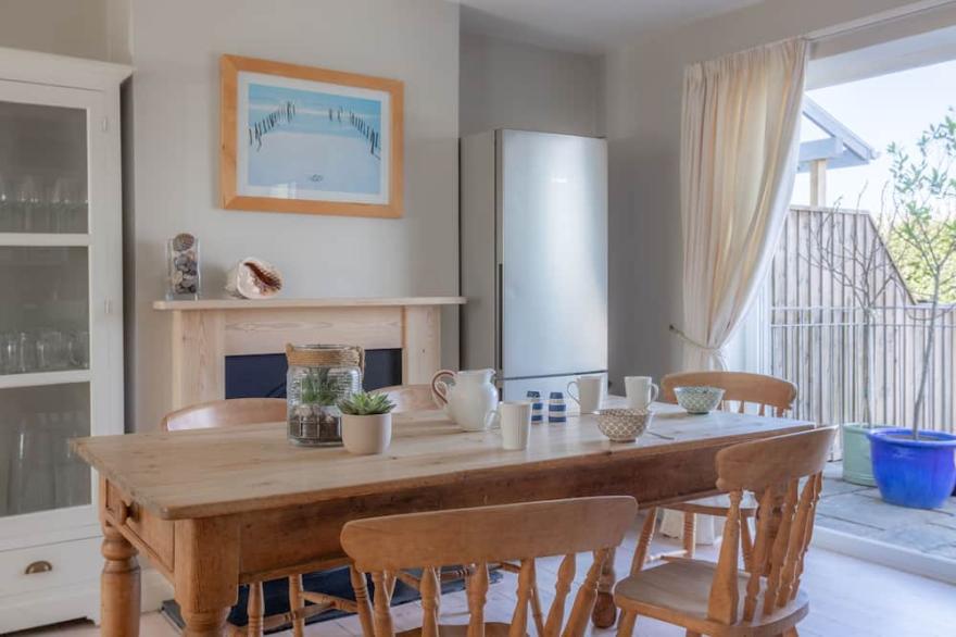 Family holiday home w/games room Sleeps 8 - Parking