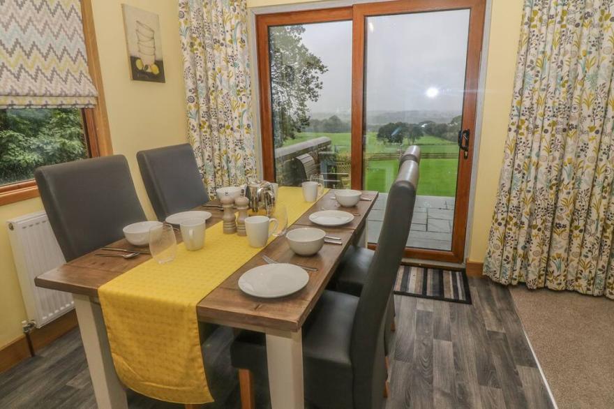 NICKY NOOK LODGE, family friendly, with a garden in Scorton