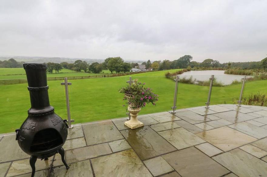 NICKY NOOK LODGE, family friendly, with a garden in Scorton