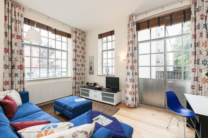 Edinburgh - very central - 2 double beds sleeps 4, free parking, patio, quiet