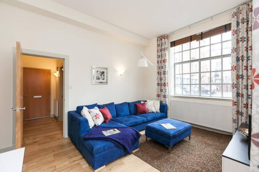 Edinburgh - very central - 2 double beds sleeps 4, free parking, patio, quiet
