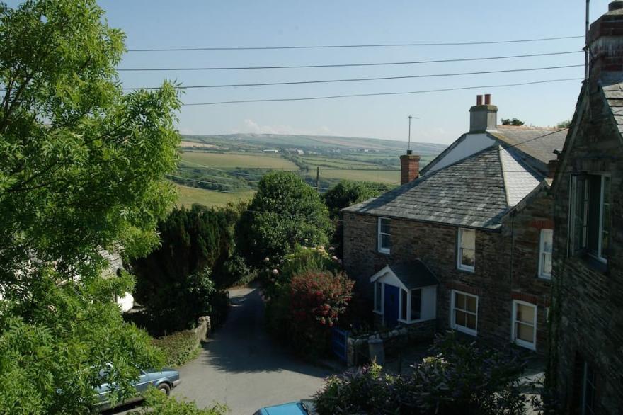 Traditional Charming Cottage Above Sandy Beach - a welcoming Family Holiday Home