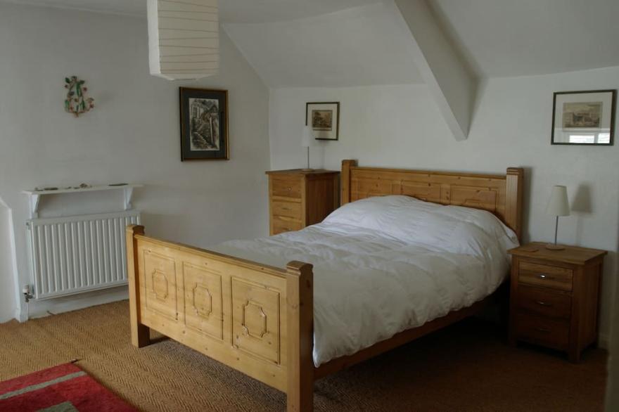 Traditional Charming Cottage Above Sandy Beach - a welcoming Family Holiday Home