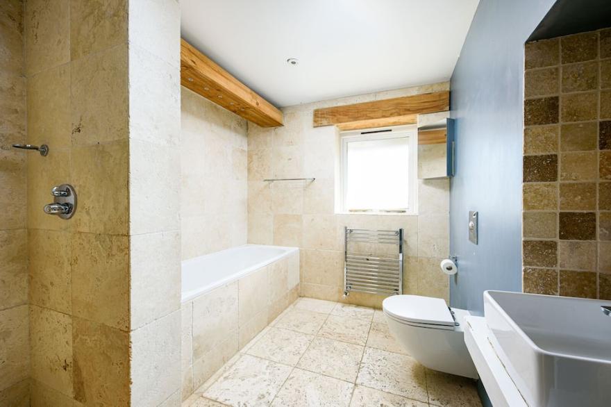 Beautiful Modern Detached Farm House with Hot Tub Sleeping 23