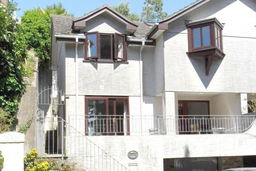 SUNNY FAMILY HOUSE  above estuary with parking for 2 cars. 10 min walk from town