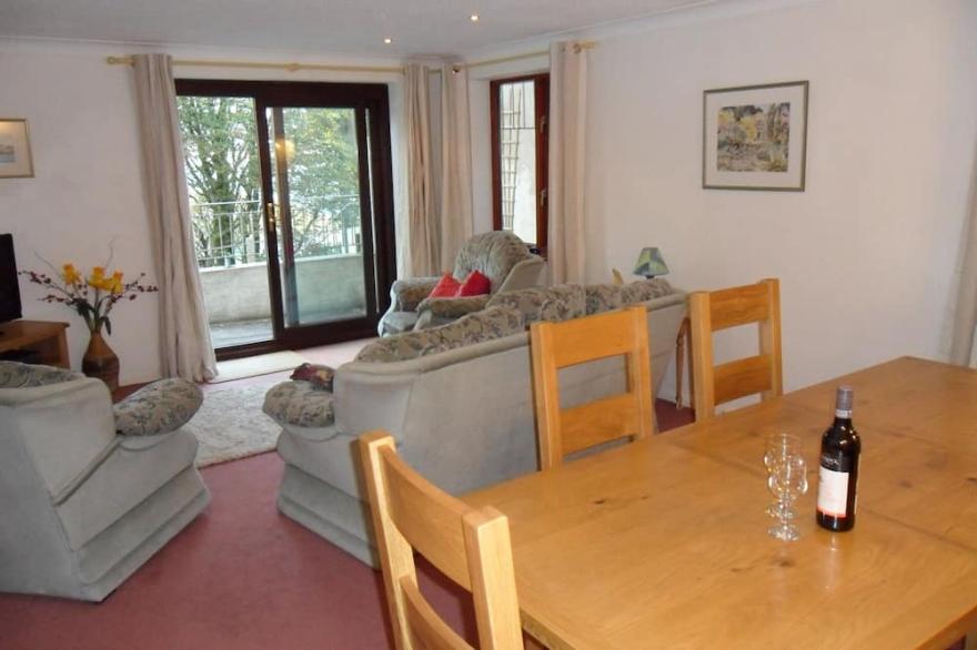 SUNNY FAMILY HOUSE  above estuary with parking for 2 cars. 10 min walk from town