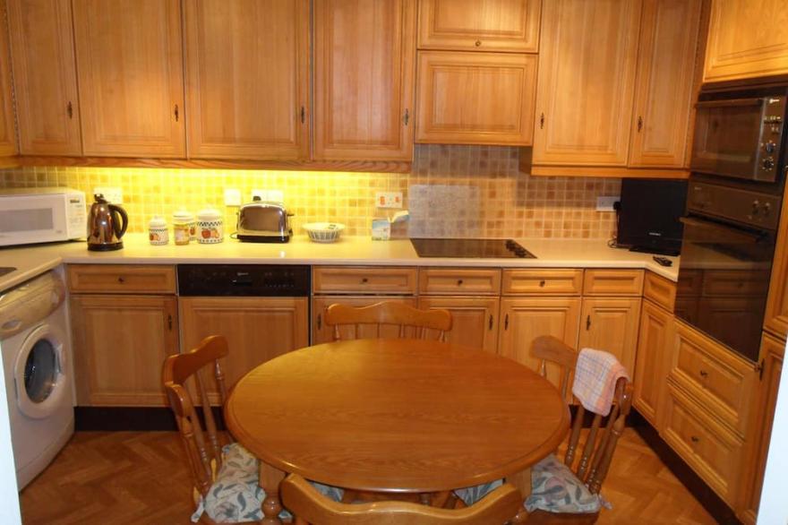 SUNNY FAMILY HOUSE  above estuary with parking for 2 cars. 10 min walk from town