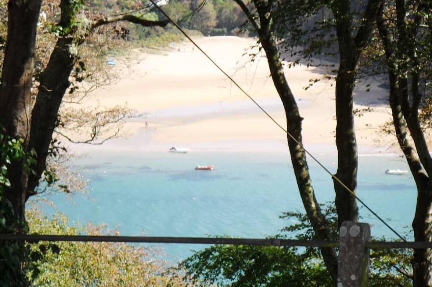 SUNNY FAMILY HOUSE  above estuary with parking for 2 cars. 10 min walk from town