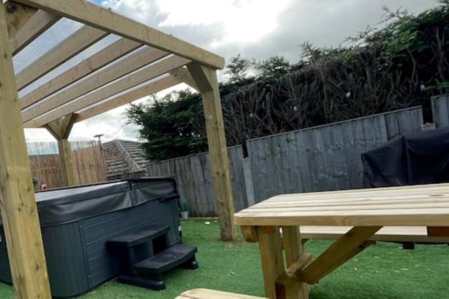 A two bedroom bungalow with Hot Tub, dogs welcome