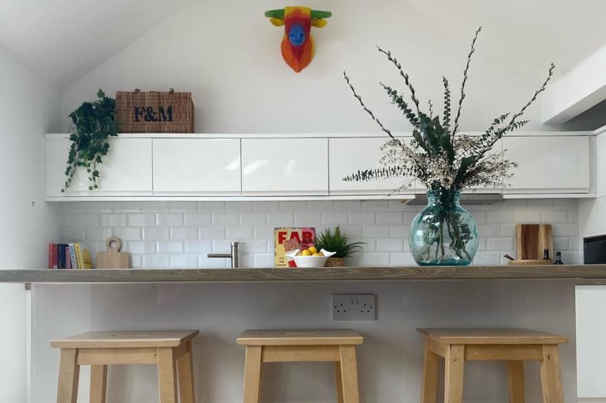 Beautiful Seaside Cottage 1 minute from the beach - Mid week Discounts available