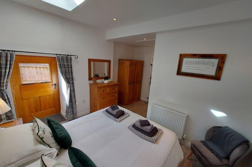 Rural retreat for 2 with private HOT TUB close to Exmoor and the Coast