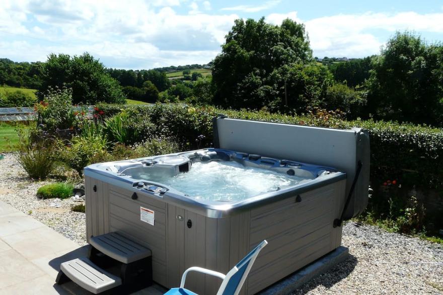 Large Luxury House with Heated Pool, Hot Tub, Cinema close to coast near Shaldon