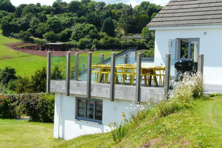 Large Luxury House with Heated Pool, Hot Tub, Cinema close to coast near Shaldon