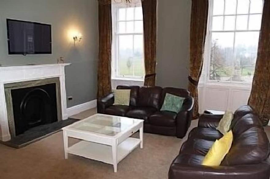 Georgian Townhouse in Perth - Overlooking Park, 2 Games Rooms, Walled Garden