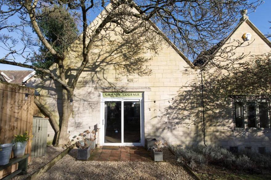 Spacious Country Cottage Sleeps 6 Near Bath +Fire Pit + Dog Friendly