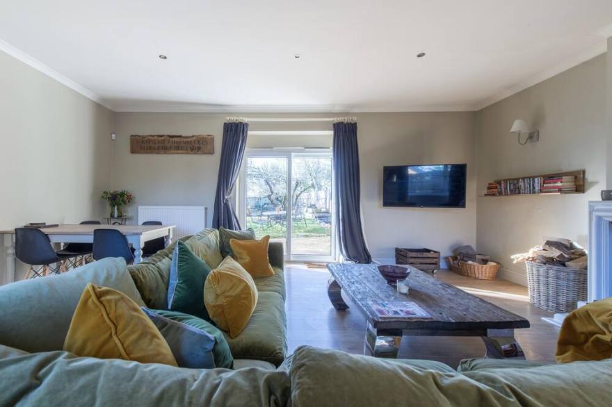 Spacious Country Cottage Sleeps 6 Near Bath +Fire Pit + Dog Friendly