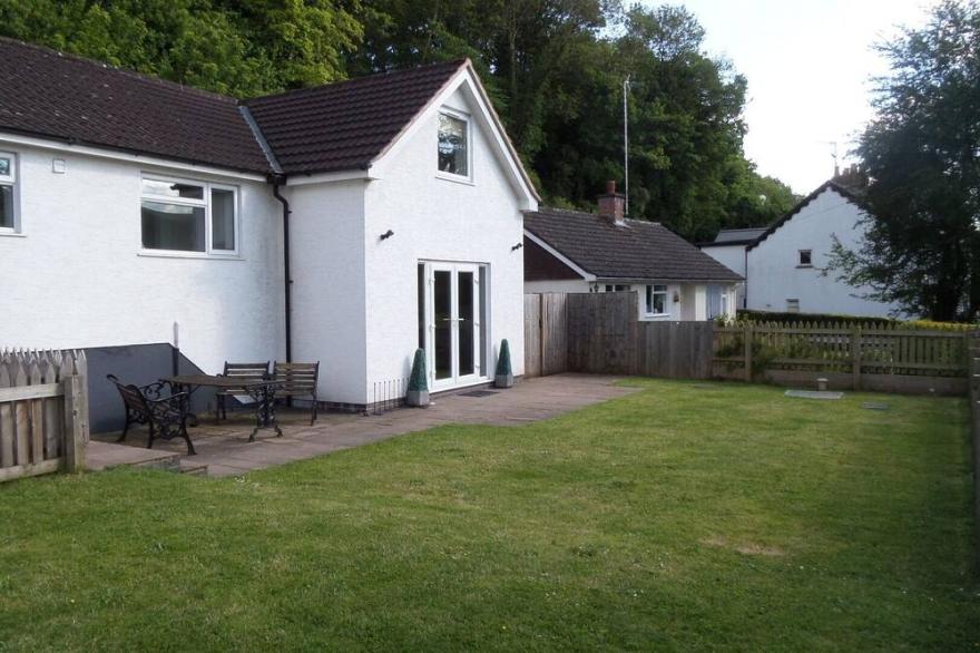 Charming Three Bedroomed Property With Hot Tub close to Monmouth town centre