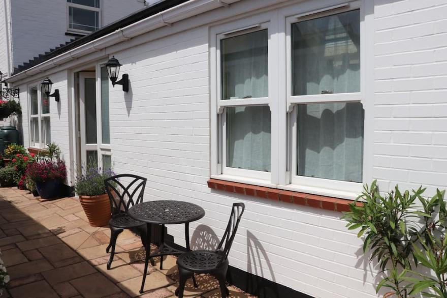 Ground Floor apartment, close to beach and town centre, with parking
