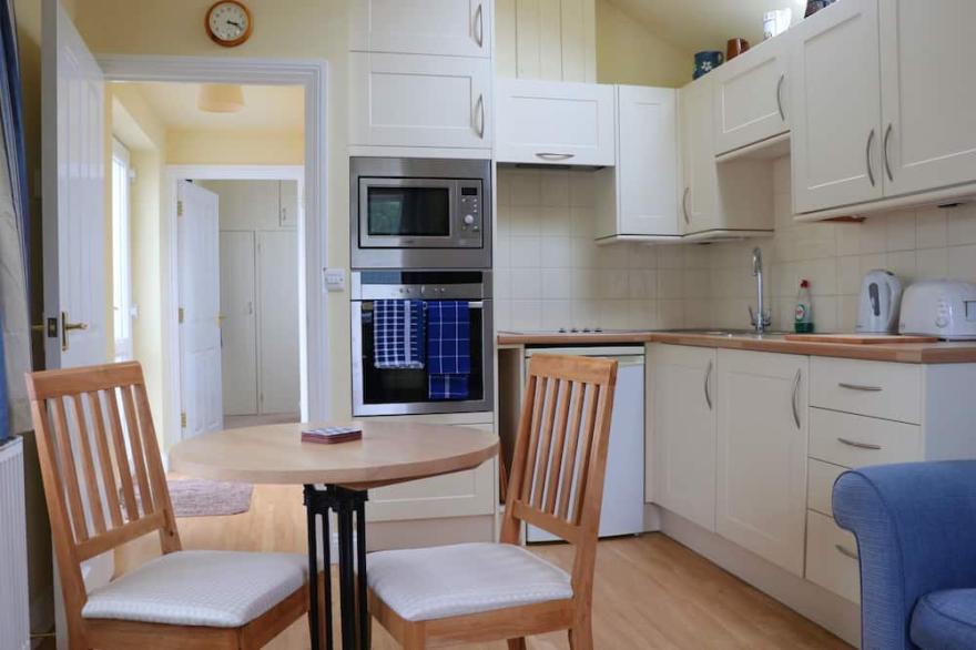 Ground Floor apartment, close to beach and town centre, with parking