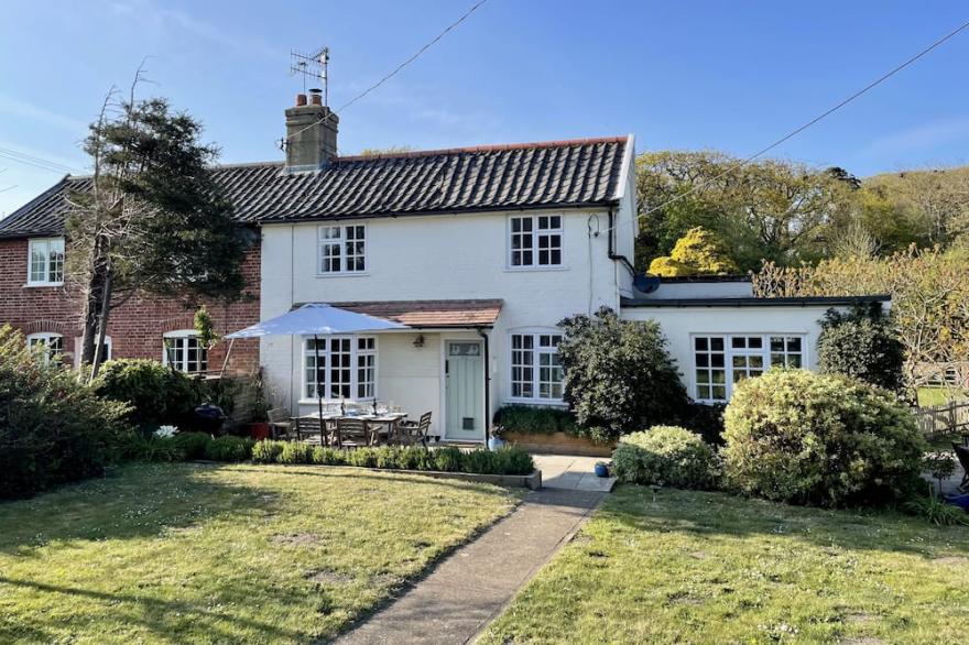 Stylish Cosy Cottage On Suffolk Coastal Footpath 15 mins From Beach & Southwold