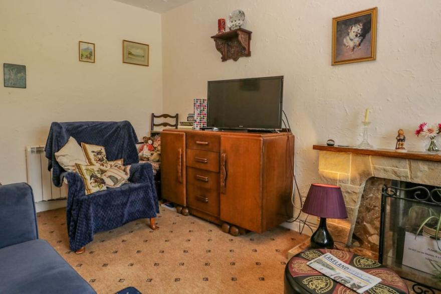 2 GATESIDE COTTAGES, pet friendly, with a garden in Coniston