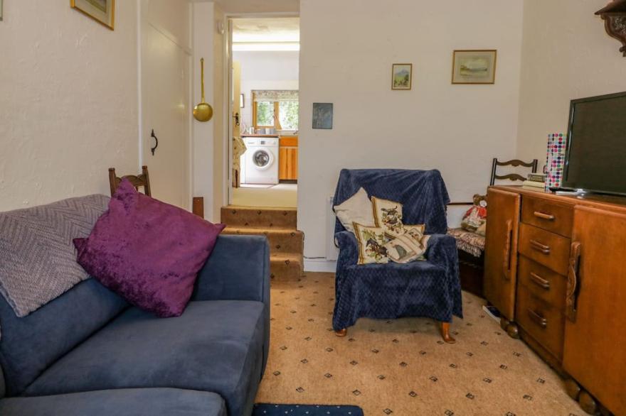 2 GATESIDE COTTAGES, pet friendly, with a garden in Coniston