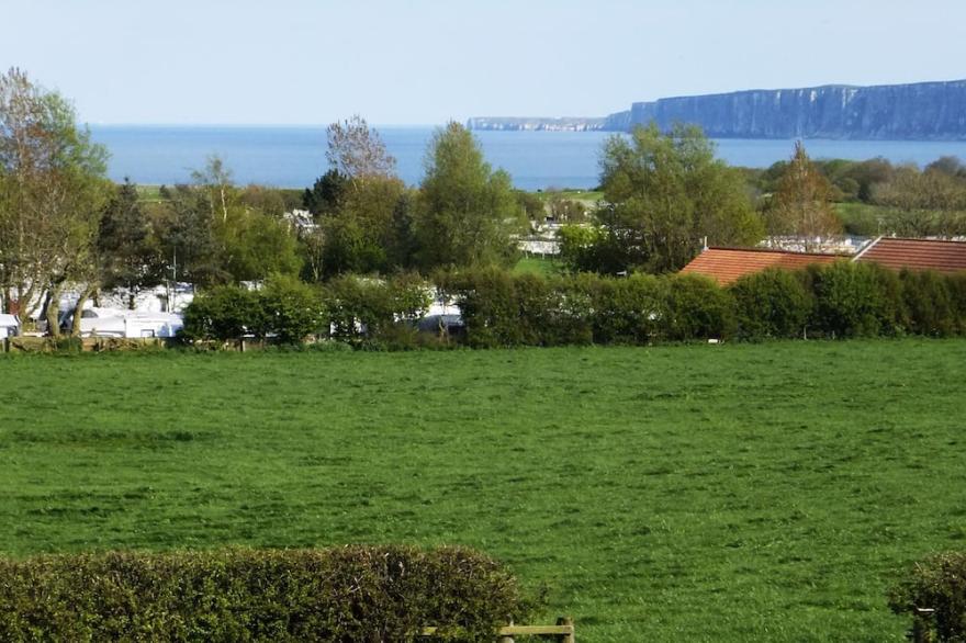 (6) LOVELY  PEACEFUL FARM COTTAGE SEA VIEWS  | CLOSE TO FILEY BEACH /TOWN GARDEN