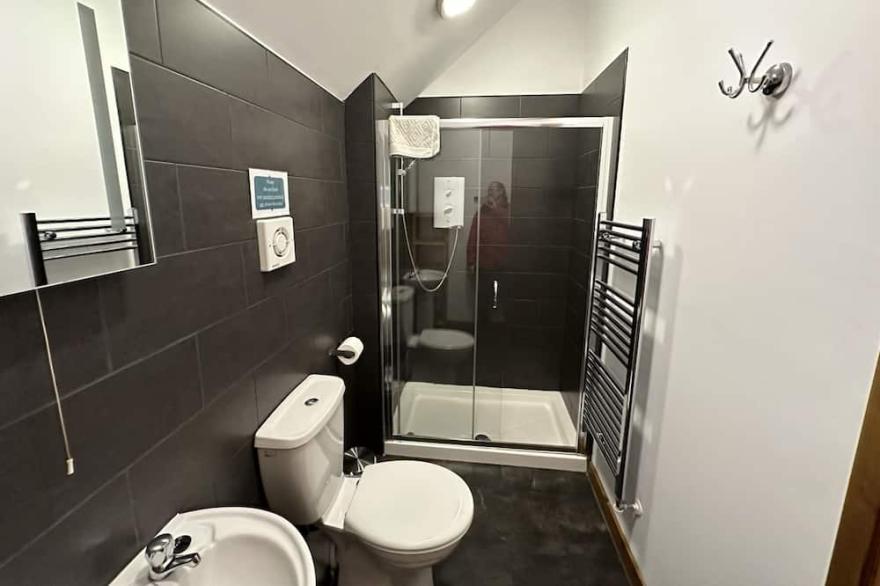 (6) LOVELY  PEACEFUL FARM COTTAGE SEA VIEWS  | CLOSE TO FILEY BEACH /TOWN GARDEN