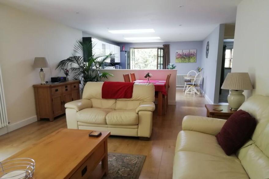 set in stunning countryside and only 1 mile from the surfing beach of Bantha