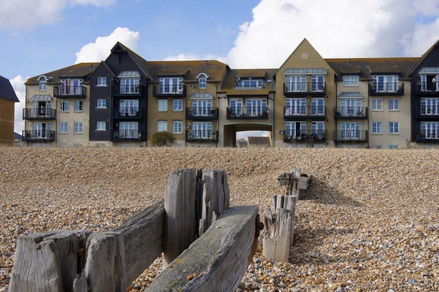 Luxury Seaside 2 Bedroom Apartment With Parking & Balcony Suitable for Families