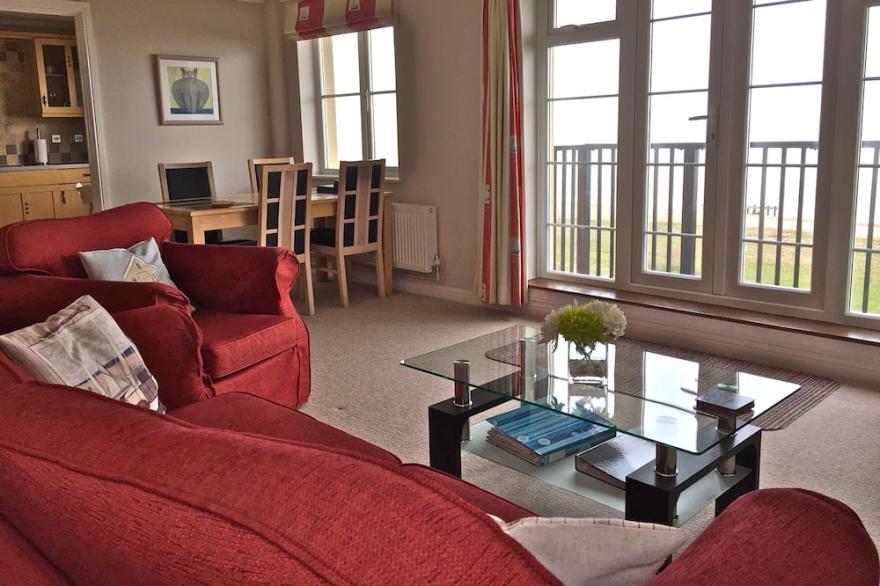 Luxury Seaside 2 Bedroom Apartment With Parking & Balcony Suitable for Families