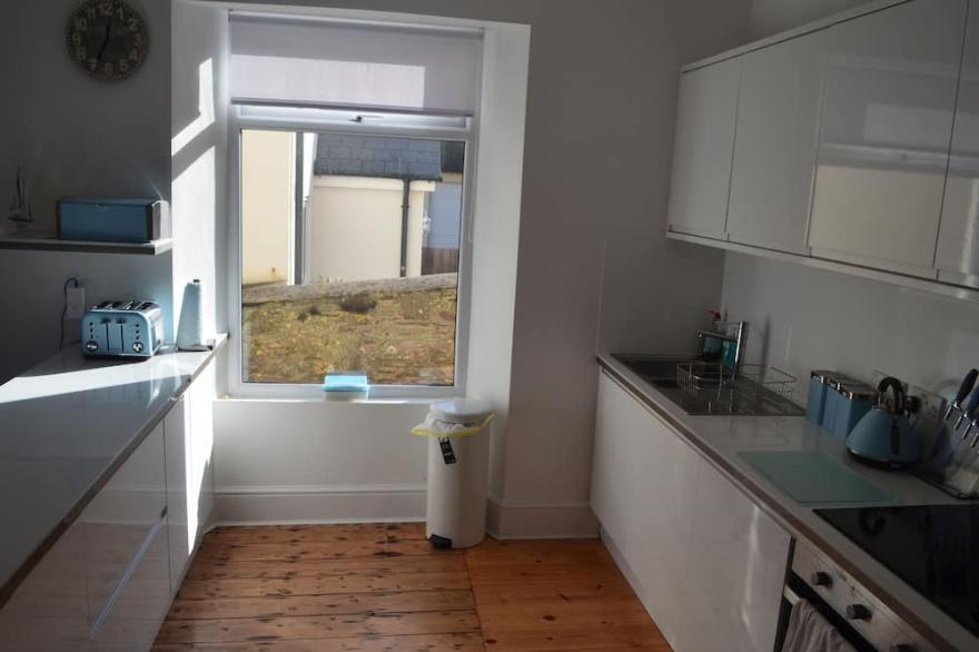 3 bed apartment in Hope Cove sleeps 6-7 with sea views only 50 yards from beach