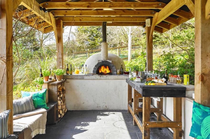 Large Country House, Devon England. Pool. Hot Tub. Games room. Parking. Firepit